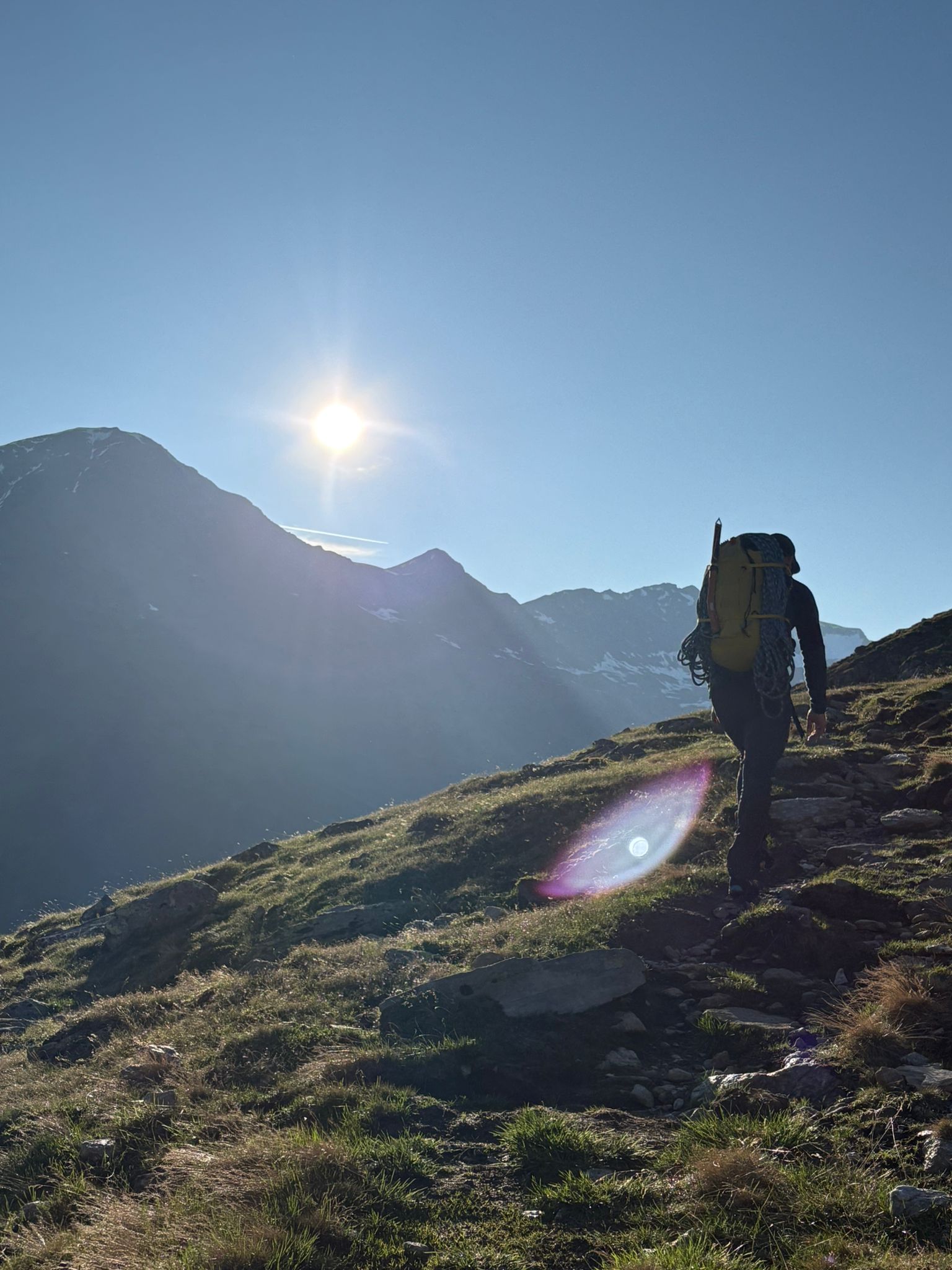 Rugzak op bergpad met uitzicht